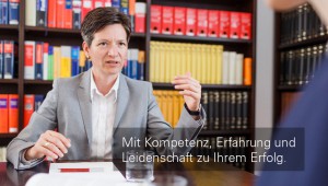 Rechtsanwältin Seidler im Besprechungsraum ihrer Kanzlei in Leipzig