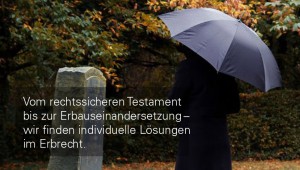 Das Erbrecht beinhaltet Testament und Erbvertrag. Person mit schwarzem Schirm an einem Grabstein.