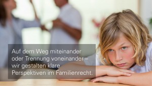 Themen im Familienrecht sind auch Trennung und Scheidung. Abgebildet ein Kind mit im Hintergrund streitenden Eltern.